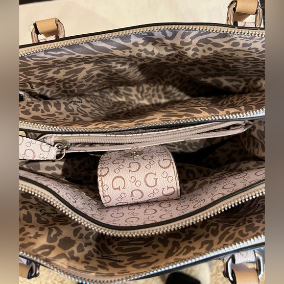 Guess Purse - Picture 8 of 9